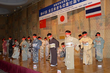 第41回大会目隠し着付け風景