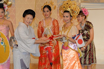 前夜祭タイ舞踊団